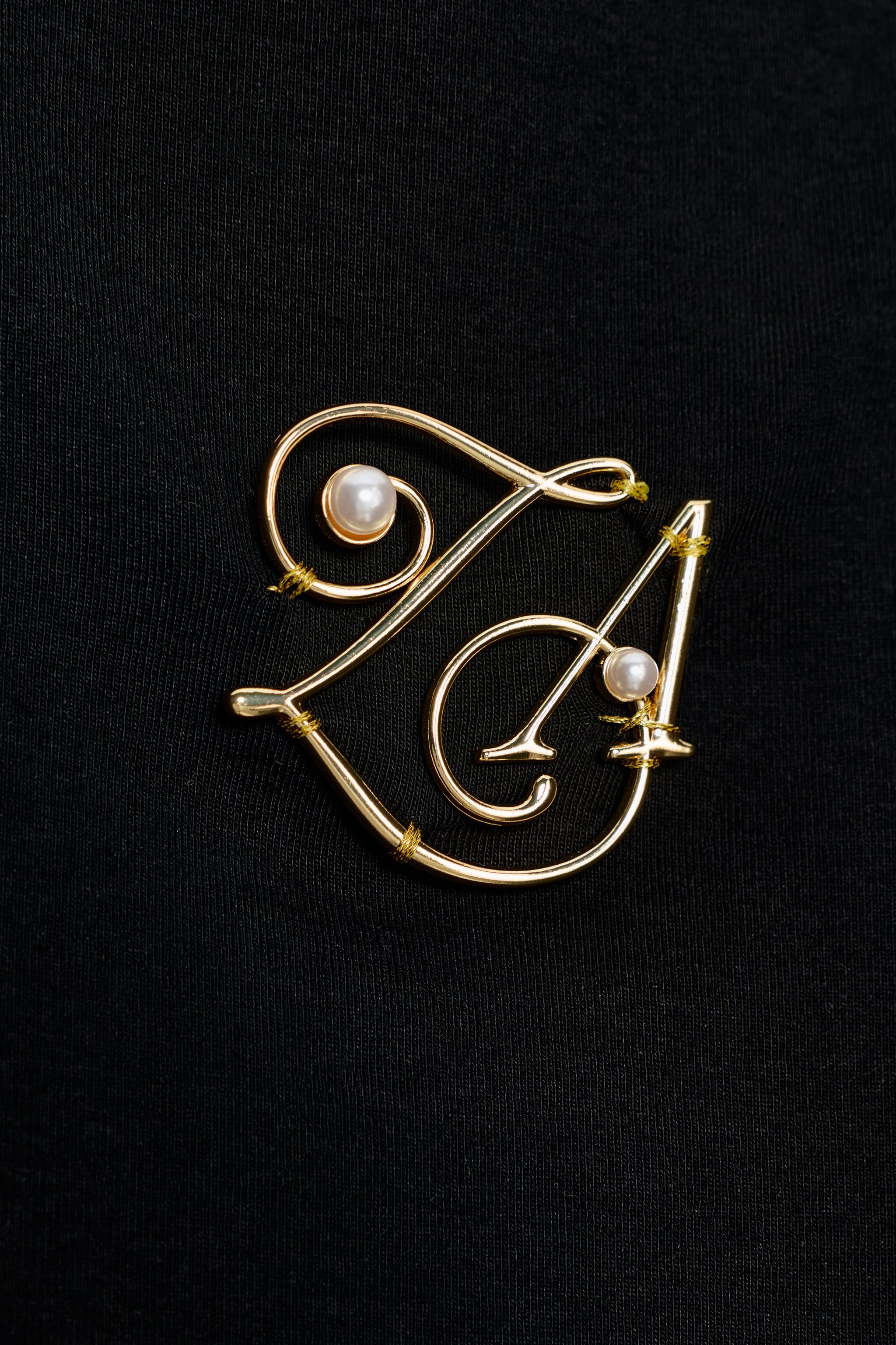 MOCK NECK BROOCH T-SHIRT